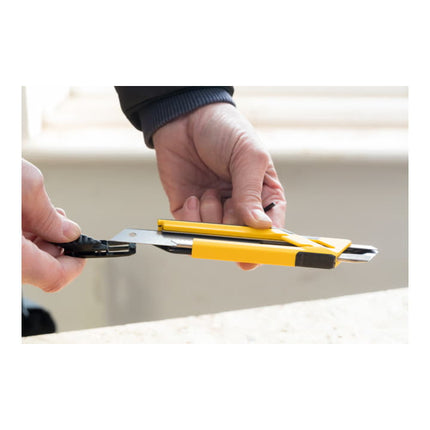 Nóż STANLEY AUTOLOCK szerokość ostrza 18 mm długość 175 mm ( 4000787675 )