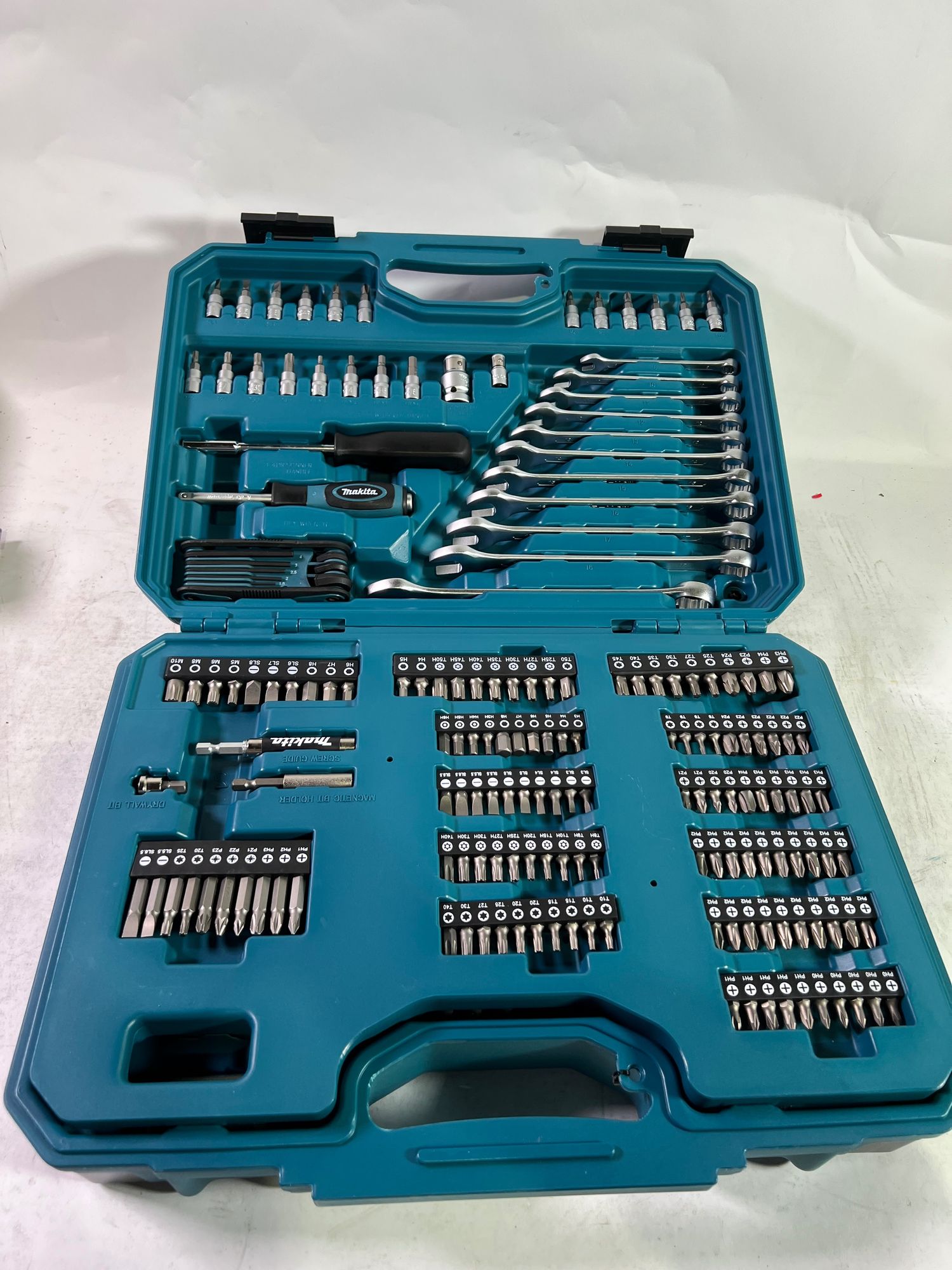 Makita E 17980 Werkzeug Set 231 tlg 5 16 1 4 1 2 Schraubendreher Ratsche Schraubenschluessel Bits Koffer Leicht Gebraucht 0 - toolbrothers