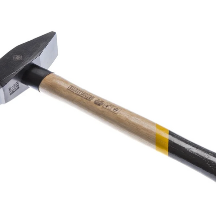 FORTE TOOLS Schlosserhammer mit Holzgriff, 2000 g Kopfgewicht, Hammer mit Holzstiel, Premium Werkzeug, geschmiedet, doppelter Ringkeil, lackierter Kopf ( 000051151037 )