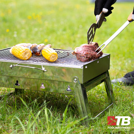 Toolbrothers Outdoor przenośny grill węglowy ze stali nierdzewnej do montażu bez użycia narzędzi 43 x 29 x 23 cm srebrny + sztućce do grilla, rękawice do grilla i przegródki do grilla 8 szt.