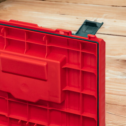 Qbrick System PRO Toolbox 2.0 RED ULTRA HD Niestandardowa walizka narzędziowa 450 x 260 x 240 mm 19 l z możliwością sztaplowania IP54 z 3 przegrodami i półką