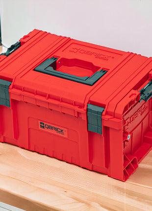 Qbrick System PRO Toolbox 2.0 RED ULTRA HD Custom Werkzeugkoffer 450 x 260 x 240 mm 19 l stapelbar IP54 mit 3 Fächern und Ablage